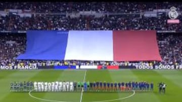 La bandera de Francia presidiendo el Bernab&eacute;u y jugadores, entrenadores y tr&iacute;o arbitral, en el centro del campo escuchando la Marsellesa.