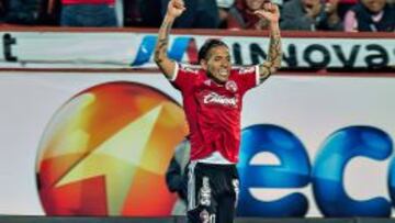 Gracias a dos goles de Dayro Moreno, Tijuana se despidió del Apertura 2015 con triunfo sobre el Atlas.
