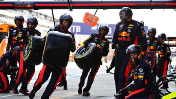 Mec&aacute;nicos de Red Bull se prepararan para un pit stop en Sochi.