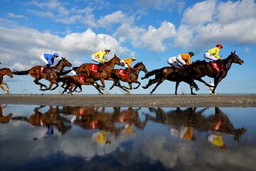 El hipódromo de Laytown, a 42 kilómetros de Dublín, se encuentra situado en la playa del mismo nombre, en
el condado de Meath. Una zona privilegiada de la costa irlandesa. Allí se pueden ver imágenes tan bellas como
la de la foto, en la que aparece un grupo de caballos con sus respectivos jinetes junto a su reflejo sobre el agua.