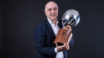 Pablo Laso, con el título de campeón de la Liga Endesa.
