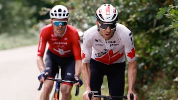 LUGO, 30/08/2024.- El ciclista canadiense Michael Woods (d) del equipo Israel- Premier Tech durante la decimotercera etapa de la Vuelta ciclista a España que se disputa este viernes sobre 176 kilómetros entre Lugo y el Puerto de Ancares. EFE/Javier Lizón
