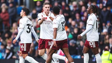 Los jugadores del Arsenal celebran el gol anotado por Viktor Gyökeres ante el Burnley.