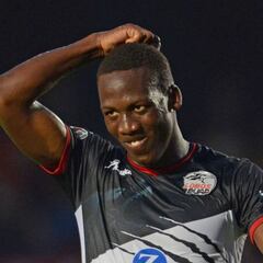Luis Advíncula, cerca de dejar a Lobos por el Rayo Vallecano