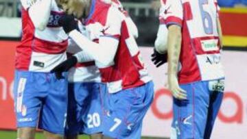 <b>LETAL. </b>Cortés felicita a Ighalo tras marcar éste el gol de la victoria del Granada.