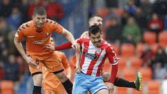 Jugadores de Lugo y Osasuna pelean por un bal&oacute;n en el duelo de Segunda Divisi&oacute;n.