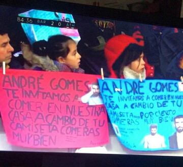Los carteles de las aficionadas que le pedían su camiseta a André Gomes (Barcelona).