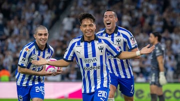 AME658. MONTERREY (MÉXICO), 25/10/2023.- Victor Lopez (c) de Rayados festeja una anotación ante Tijuana hoy, durante un partido por la jornada 4 del torneo Apertura 2023 de la Liga MX, en el estadio BBVA de la ciudad de Monterrey (México). EFE/Miguel Sierra
