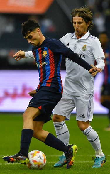 Pedri y Modric en una disputa.