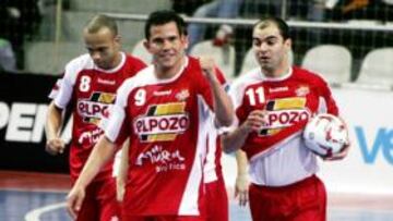 ElPozo celebra un tanto.