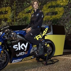 Marini enseña su Ducati con los colores del equipo de Rossi