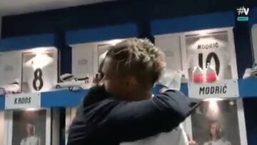 El GIF del sentido abrazo de Mariano y Raúl en el vestuario