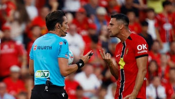 Soccer Football - LaLiga - RCD Mallorca v FC Barcelona - Estadi Mallorca Son Moix, Palma de Mallorca, Spain - August 16, 2025 Referee Jose Munuera speaks to RCD Mallorca's Martin Valjent REUTERS/Francisco Ubilla