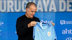 Los cuatro futbolistas uruguayos ya se entrenan bajo las órdenes del entrenador argentino, nuevo estratega de ‘La Celeste’, para la Fecha FIFA de junio.