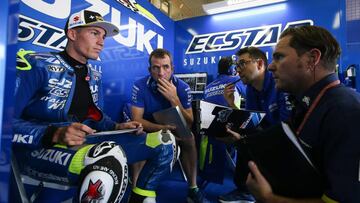 Aleix Espargaró en el box de Suzuki con su equipo.