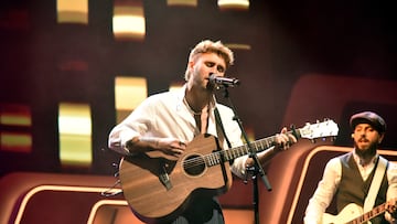 Dani Fernández en la 69ª edición de los Premios Ondas a 14 de diciembre de 2022, en Barcelona, Catalunya (España). A los cumpleaños con Koke, guitarra.