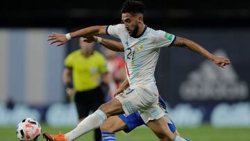 Argentina&#039;s Nicolas Gonzalez controls the ball during the closed-door 2022 FIFA World Cup South American qualifier football match against Paraguay at La Bombonera Stadium in Buenos Aires on November 12, 2020. (Photo by Juan Ignacio RONCORONI / POOL / AFP)