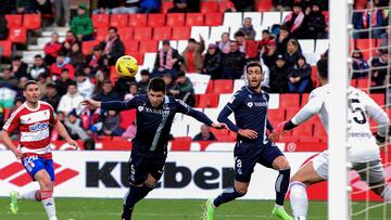 GRANADA, 09/03/2024.- El defensa de la Real Sociedad Igor Zubeldia (2i) remata de cabeza durante el partido de la jornada 28 de LaLiga que enfrenta a los equipos del Granada CF y Real Sociedad hoy sábado en el estadio Nuevo Los Carmenes, en Granada. EFE/Pepe Torres.
