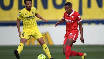 VILLAREAL, SPAIN - MAY 16: Fernando of Sevilla is closed down by Dani Parejo of Villarreal CF during the La Liga Santander match between Villarreal CF and Sevilla FC at Estadio de la Ceramica on May 16, 2021 in Villareal, Spain. Villarreal will host 5,000