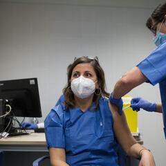 Descubren cuánto duran los anticuerpos tras la COVID y la vacuna