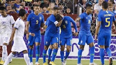 Jugadores de Brasil celebran el gol de Richarlison ante El Salvador.