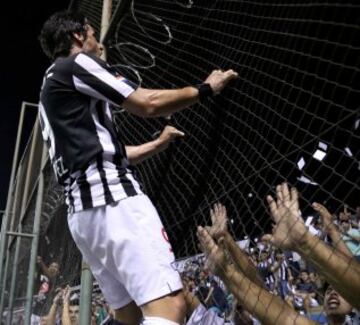 El jugador Rodrigo López de Libertad de Paraguay celebra su anotación ante Universidad Católica de Chile (d), durante el partido de segunda fase de la Copa Sudamericana disputado en el estadio Nicolás Leoz de Asunción (Paraguay). 