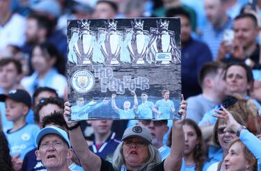 Un aficionado levanta un cartel con las 4 Premier Leagues consecutivas.