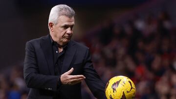 GRAF3203. MADRID (ESPAÑA), 25/11/2023.- El técnico mexicano del RCD Mallorca Javier Aguirre durante el partido correspondiente a la jornada 14 de LaLiga que Atlético de Madrid y RCD Mallorca disputan este sábado en el estadio Metropolitano. EFE/ Sergio Perez