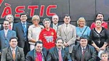 <b>'NASTICMANIA'. </b>La expedición del Nàstic 'invadió' Barcelona en un día festivo. Lo fue para la ciudad y también para este club más que centenario. El president Maragall le entregó la Creu de Sant Jordi a Josep Maria Andreu. El 'presi' del Nàstic no estuvo solo en el Liceu. La afición está radiante de felicidad. Bien que lo merece.