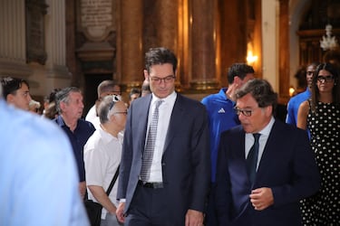Joseph Oughourlian y Raúl Sanllehí, en el interior de la Basílica del Pilar.