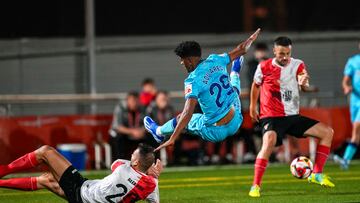 RUBÍ (BARCELONA), 01/11/2023.- El jugador del Athletic Club, Malcom Adu (d), cae ante la entrada del jugador del Rubí, Alex Ruiz, durante el encuentro correspondiente a la primera eliminatoria de la Copa del Rey que disputan hoy miércoles en el estadio Can Rosés de la localidad barcelonesa. EFE / Alejandro García.