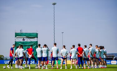 Charla del entrenador a sus jugadores.