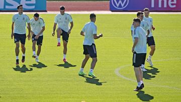 Un grupo de jugadores durante el entrenamiento de hoy. 

