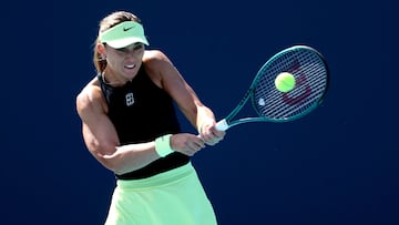 MIAMI GARDENS, FLORIDA - MARCH 21: Paula Badosa of Spain returns a shot to Iva Jovic of the United States on Day 5 of the Miami Open Presented by Itau at Hard Rock Stadium on March 21, 2026 in Miami Gardens, Florida. Matthew Stockman/Getty Images/AFP (Photo by MATTHEW STOCKMAN / GETTY IMAGES NORTH AMERICA / Getty Images via AFP)