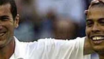<b>REPITEN.</B> En 2002, Ronaldo ganó el FIFA World Player y Zidane quedó en tercera posición.