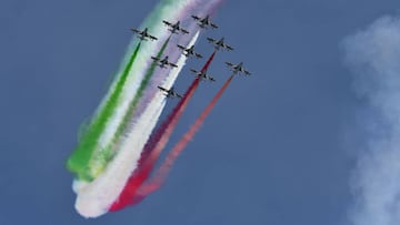 La patrulla aérea italiana Frecce Tricolori dibuja en el cielo la bandera con los colores de Italia.