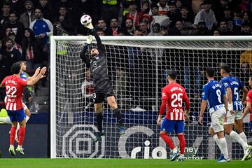 Jan Oblak despeja el balón con la mano izquierda.