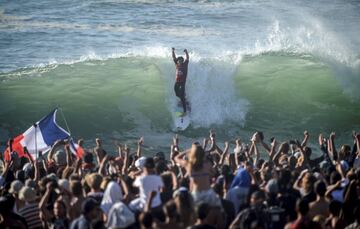 Capbreton, en la costa suroeste de Francia, es una parada obligatoria para surfistas. Allí se disputó el pasado mes de octubre el Quiksilver Pro France de la World Surf League. Jeremy Flores, francés y el surfero más prolífico de Europa, consiguió proclamarse campeón en casa por primera vez. En la foto, sus paisanos le aclamaron enfervorizados.
