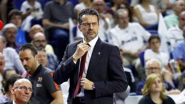 Pedro Mart&iacute;nez, entrenador del Valenica, durante la final de la Liga Endesa ante el Real Madrid.