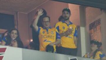 Rob Schneider en el Estadio Univerisitario de Nuevo León.