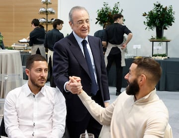 Florentino Pérez saludando a Benzema junto a Hazard.