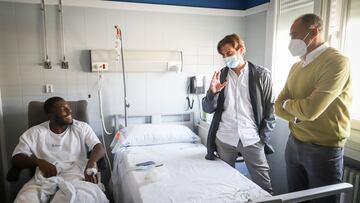 08-11-2022. EL JUGADOR DEL SPORTING AXEL BAMBA, RECIÉN OPERADO, RECIBE LA VISITA DEL DIRECTOR DEPORTIVO, GERARDO GARCÍA, Y DEL RESPONSABLE DE RELACIONES INSTITUCIONALES, JOAQUÍN ALONSO.