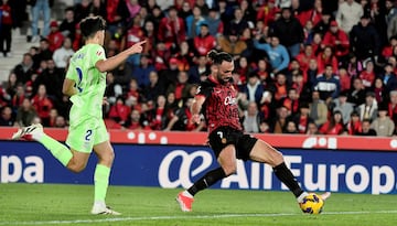 1-1. Sergi Darder rompe el fuera de juego del Barcelona con un pase al espacio, el balón le llega a Pablo Maffeo, se interna en el área y asiste a Vedat Muriqi para que remate a puerta vacía.