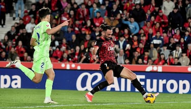 1-1. Sergi Darder rompe el fuera de juego del Barcelona con un pase al espacio, el balón le llega a Pablo Maffeo, se interna en el área y asiste a Vedat Muriqi para que remate a puerta vacía.