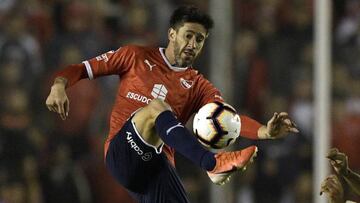 Argentina's Independiente midfielder Pablo Perez (L) vies for the ball with Ecuador's Independiente del Valle midfielder Cristian Pellerano during their Copa Sudamericana quarterfinal fisrt leg football match at Libertadores de America stadium in Avellaneda, Buenos Aires on August 6, 2019. (Photo by JUAN MABROMATA / AFP)