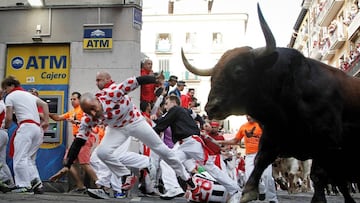 GR6071. PAMPLONA, 13/07/2019.- Los toros de la ganadería de La Palmosilla, de Tarifa (Cádiz), a su paso por la curva de la calle de Mercaderes, durante el séptimo encierro de los Sanfermines 2019.- EFE/VILLAR LÓPEZ