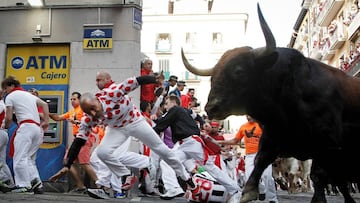 GR6071. PAMPLONA, 13/07/2019.- Los toros de la ganader&iacute;a de La Palmosilla, de Tarifa (C&aacute;diz), a su paso por la curva de la calle de Mercaderes, durante el s&eacute;ptimo encierro de los Sanfermines 2019.- EFE/VILLAR L&Oacute;PEZ