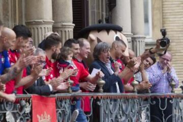 Celebración multitudinaria del Osasuna en las calles de Pamplona