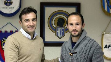 Álvaro García y Carlos Parodi, presidente, el día de su fichaje por el Hércules.