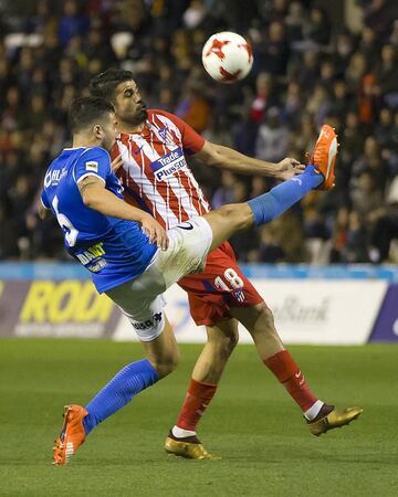 Diego Costa trata de controlar el bal車n.